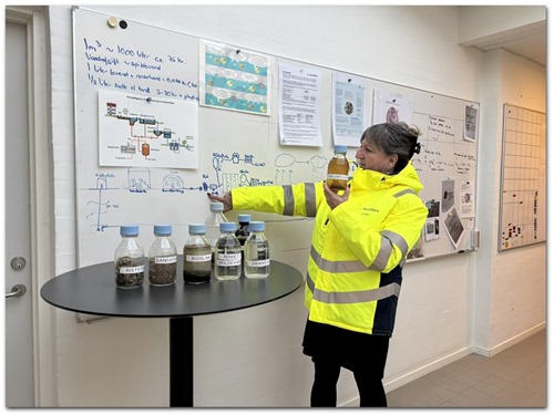 Lillian viser prøver fra vand forksellige steder i renseprocessen