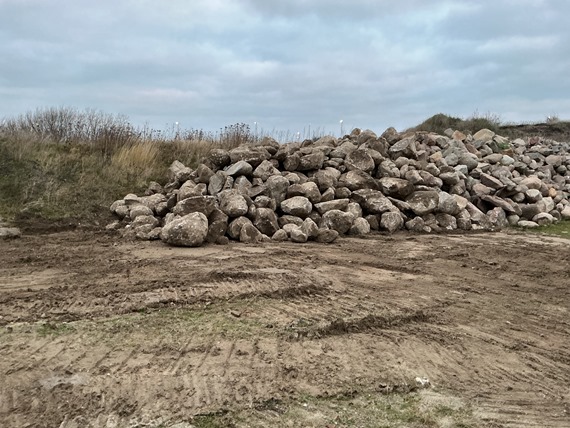Stor bunke opgravede sten fra vores regnvandsbassin på Tangagervej i Sorø