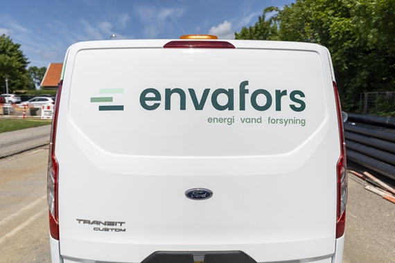 Bagende af hvid varevogn med Envafors-logo