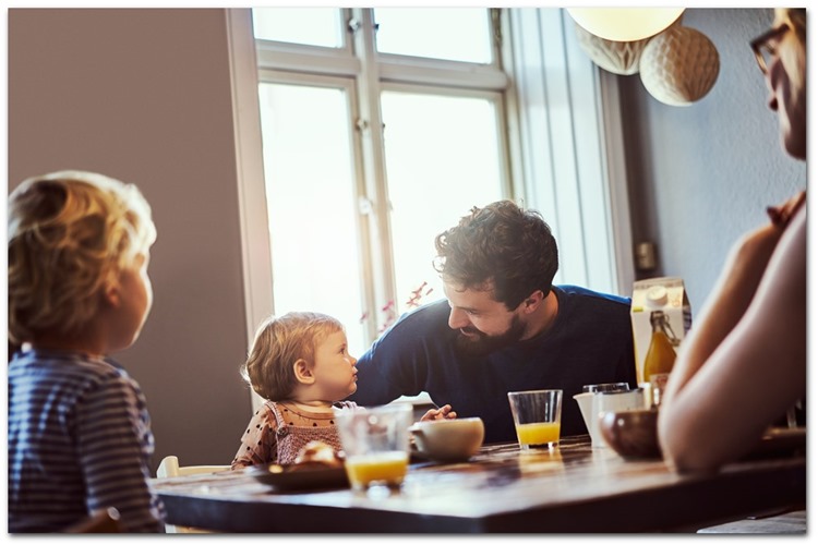 Mor, far og to små børn ved morgenbord